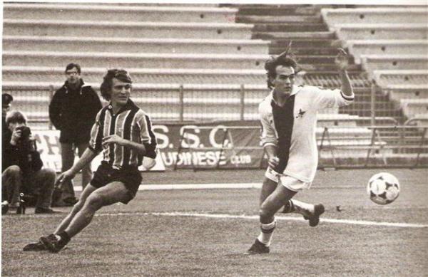 Udinese-Pescara 2-1 6 gennaio 1980. Cupini a destra contende un pallone a Cerilli.jpg