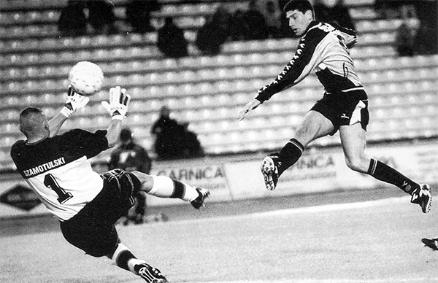 1999-00 El Pampa - Roberto Carlos Sosa contro Klub Piłkarski Legia Warszawa.jpg