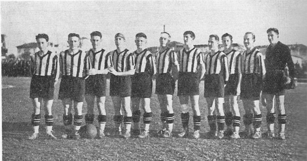 Udinese 1932-33 Dal Ponto quinto da sn.jpg