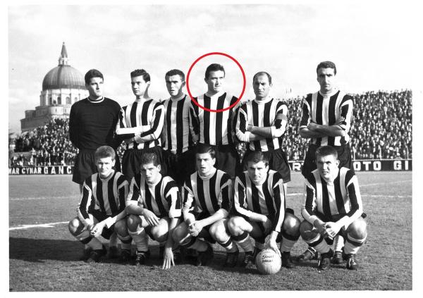 Udinese 1961-62-1-Rozzoni quarto in piedi da sinistra.jpg