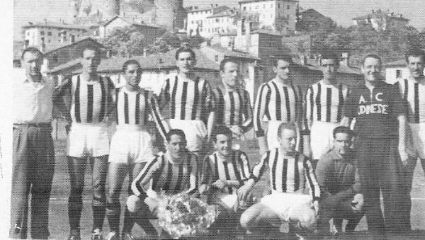 Udinese 1948 -49 a Giorizia.Pravisano quarto in piedi da sn.jpg