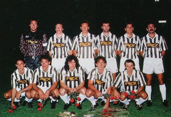 Udinese_Calcio_1989-90 Minaudo primo a destra accosciato.jpg