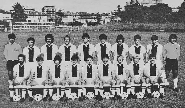 Udinese 1981-82 Papais secondo seduto da destra.jpg