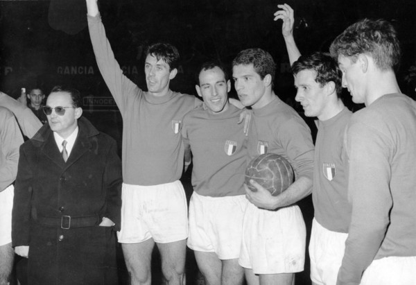 Italia_vs_Turchia_-_1962_-_Fabbri,_Maldini,_Pascutti,_Orlando,_Fogli,_Sormani.jpg