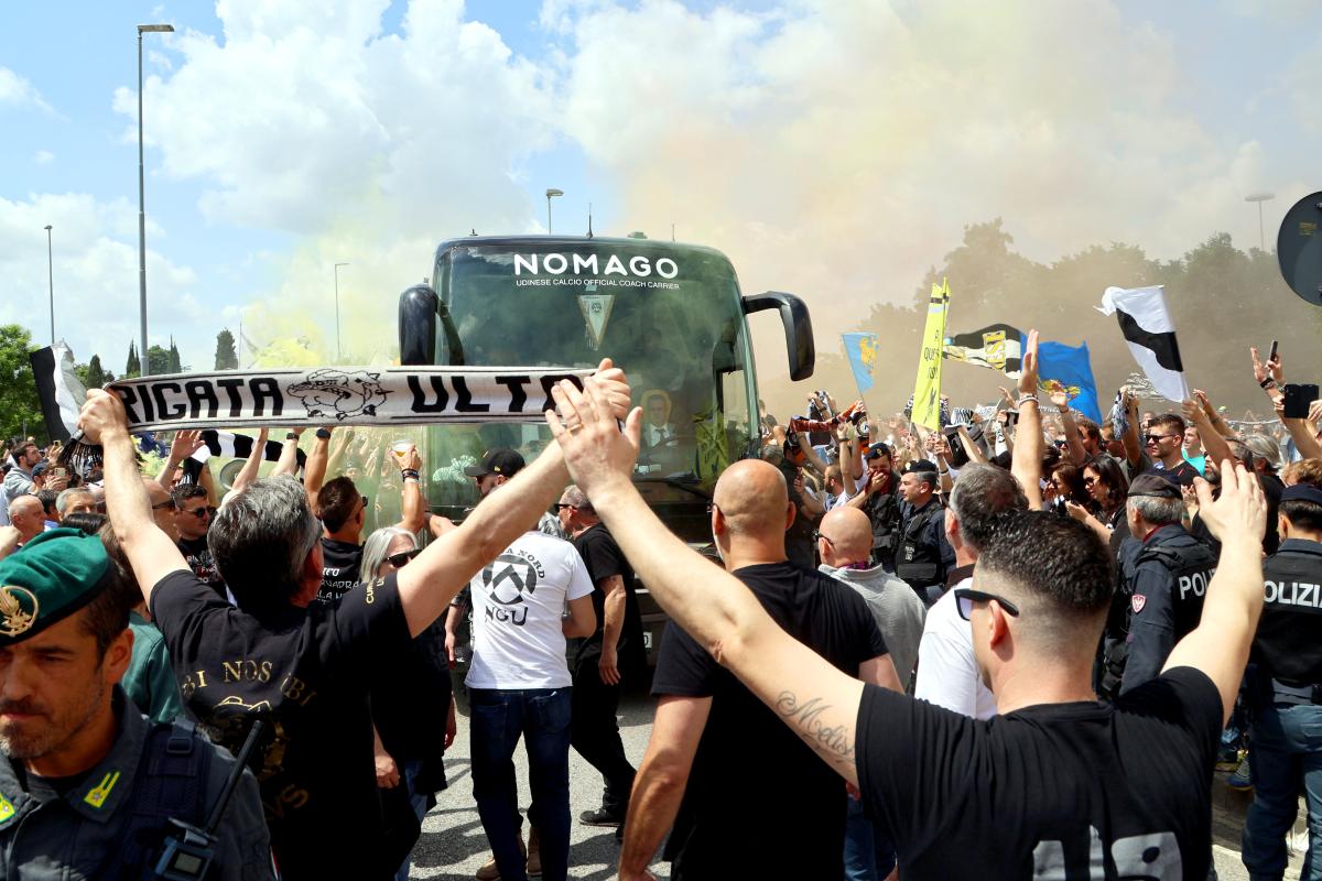 Pulman accolto dai Tifosi. UD vs EM. 19-05-2024 32 © Foto Petrussi .jpg